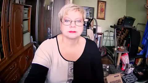 BeverlyQCynia online show from 10-05-25, 10:13