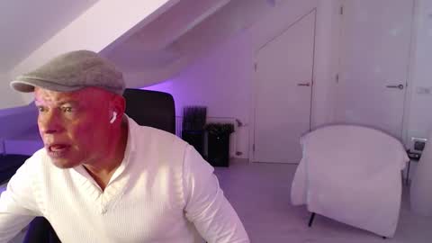 Snapshot of bickel chatting on 11-26-25, 02:12 Bickel online show from 11-26-25, 02:12