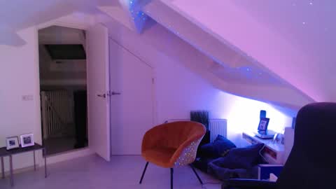 Snapshot of bickel chatting on 12-19-25, 02:51 Bickel online show from 12-19-25, 02:51