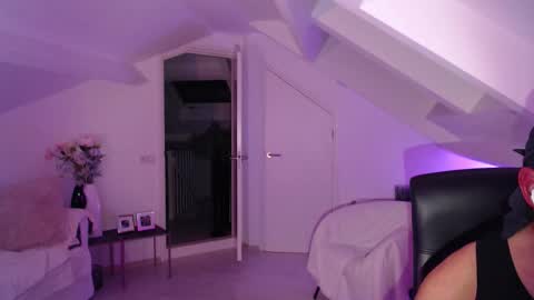 Snapshot of bickel chatting on 12-21-25, 01:46 Bickel online show from 12-21-25, 01:46