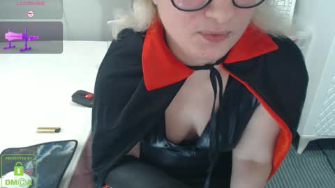 bisex woman online show from 10-31-25, 05:30