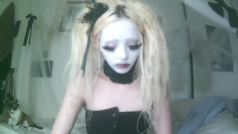 Snapshot of bl0odsyring3 chatting on 10-01-25, 08:04 vampire fang  online show from 10-01-25, 08:04