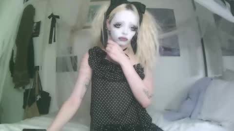Snapshot of bl0odsyring3 chatting on 10-02-25, 07:10 vampire fang  online show from 10-02-25, 07:10