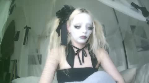 Snapshot of bl0odsyring3 chatting on 10-03-25, 07:00 vampire fang  online show from 10-03-25, 07:00