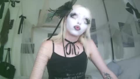 Snapshot of bl0odsyring3 chatting on 10-04-25, 07:01 vampire fang  online show from 10-04-25, 07:01