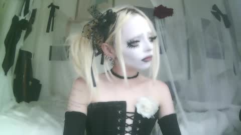 Snapshot of bl0odsyring3 chatting on 10-08-25, 07:22 vampire fang  online show from 10-08-25, 07:22
