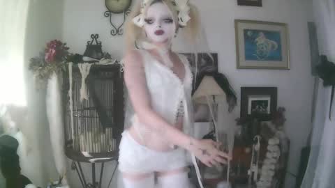 Snapshot of bl0odsyring3 chatting on 10-17-25, 07:38 vampire fang  online show from 10-17-25, 07:38