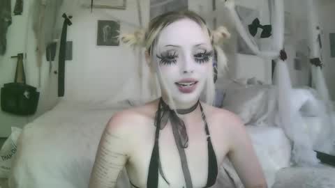 Snapshot of bl0odsyring3 chatting on 06-03-26, 10:15 vampire fang online show from 06-03-26, 10:15