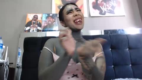 Snapshot of black_eyestattoo chatting on 12-21-24, 01:32 karenth soto online show from 12-21-24, 01:32