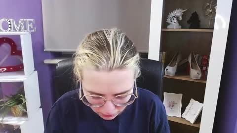 Z O E Y online show from 02-17-26, 05:37