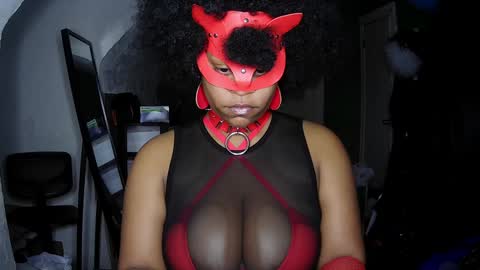 Snapshot of blacksirenqueen chatting on 12-10-24, 01:43 Queen Siren online show from 12-10-24, 01:43