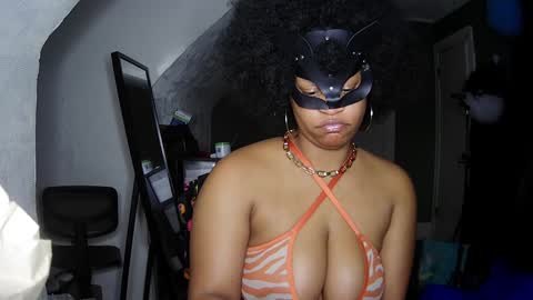 Snapshot of blacksirenqueen chatting on 12-17-24, 05:29 Queen Siren online show from 12-17-24, 05:29