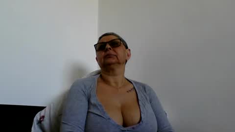 Snapshot of blackwidow05 chatting on 04-19-26, 01:43 Black Widow online show from 04-19-26, 01:43