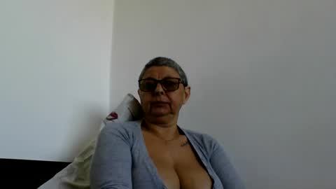 Snapshot of blackwidow05 chatting on 04-25-26, 01:41 Black Widow online show from 04-25-26, 01:41