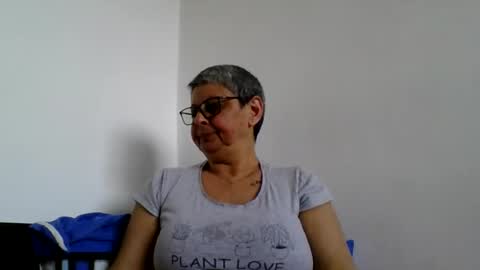 Snapshot of blackwidow05 chatting on 05-12-26, 10:01 Black Widow online show from 05-12-26, 10:01