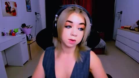 Snapshot of blinkofeyes chatting on 09-12-25, 08:58 Nicole online show from 09-12-25, 08:58