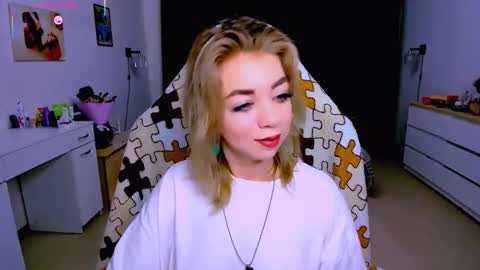 Snapshot of blinkofeyes chatting on 09-15-25, 04:01 Nicole online show from 09-15-25, 04:01