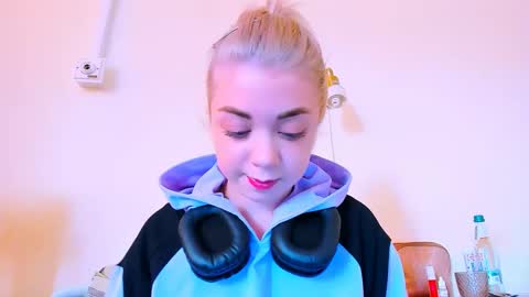 Nicole online show from 02-26-25, 12:14