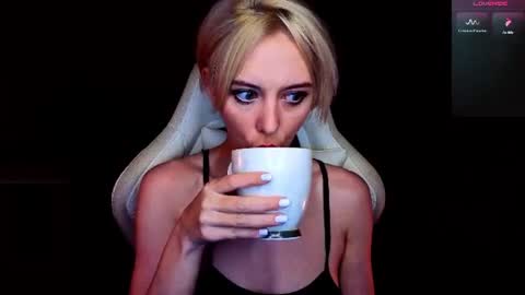 Snapshot of blond_ice_ann chatting on 07-12-26, 11:18 blond_ice_ann online show from 07-12-26, 11:18