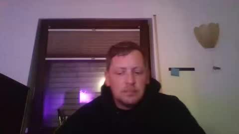 Snapshot of blonde32m chatting on 09-23-25, 05:49 blonde32m online show from 09-23-25, 05:49