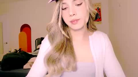 Snapshot of blondetwinkcum19 chatting on 12-18-25, 02:17 zoey madisson 3 online show from 12-18-25, 02:17