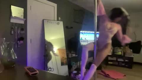 Snapshot of blowsomebabyxo chatting on 05-22-26, 04:08 Leeah online show from 05-22-26, 04:08