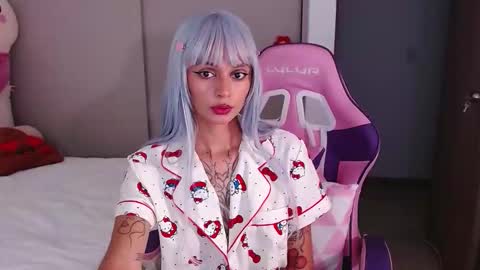 Snapshot of bluee_v chatting on 05-22-26, 03:02 Im Abril .. Nice to meet you thumb up me please its important INDEPENDENT MODEL online show from 05-22-26, 03:02