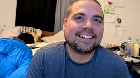 Snapshot of blueeyeme chatting on 10-25-25, 08:33 blueeyeme online show from 10-25-25, 08:33