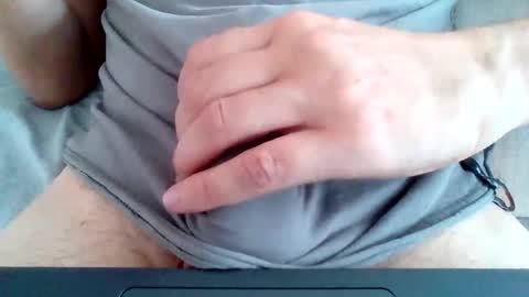 Snapshot of bluegum00 chatting on 10-25-25, 05:26 bluegum00 online show from 10-25-25, 05:26