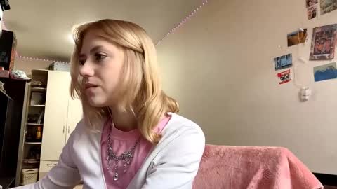 Snapshot of blushingdesire chatting on 11-11-25, 06:35 Elizabeth online show from 11-11-25, 06:35