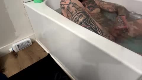 Snapshot of bodyart85_19 chatting on 01-31-25, 12:18 Bodyart85 19 online show from 01-31-25, 12:18