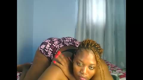 Snapshot of booty_panther chatting on 10-15-25, 06:02 sandrah online show from 10-15-25, 06:02