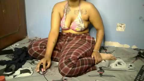 Snapshot of botty_queen chatting on 04-20-26, 06:16 botty_queen online show from 04-20-26, 06:16