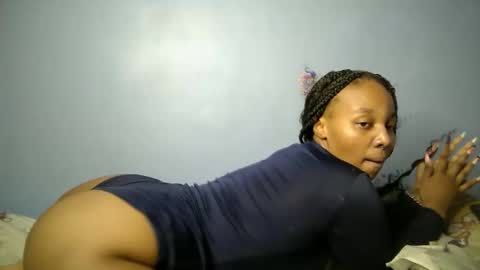 Snapshot of botty_queen chatting on 05-12-26, 06:43 botty_queen online show from 05-12-26, 06:43
