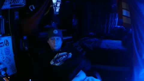 Bowerboi1217 online show from 11-19-25, 06:02