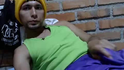 Snapshot of boycumlatino21 chatting on 10-23-25, 11:24 Boy online show from 10-23-25, 11:24