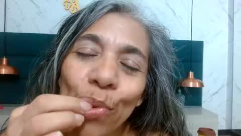 BRENDA VELASQUEZ online show from 06-18-26, 08:13