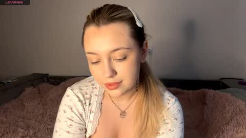 Mia   online show from 04-12-26, 07:24