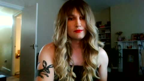 Snapshot of britishlucysissy chatting on 07-04-26, 05:52 britishlucysissy online show from 07-04-26, 05:52