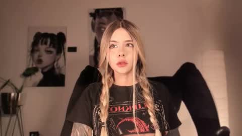 Nat  Independent model  Please help me to reach 200 thumbs up online show from 02-24-26, 02:53