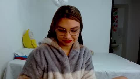 Snapshot of brunette_dan chatting on 03-07-25, 01:20 norma online show from 03-07-25, 01:20