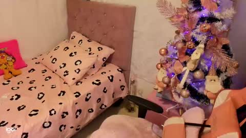 Snapshot of brunettklaryss chatting on 12-16-24, 04:34 Brenda online show from 12-16-24, 04:34