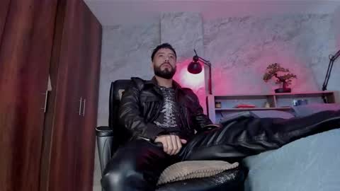 Andres Suarez online show from 10-28-25, 01:36