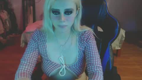 Snapshot of bubblebut11 chatting on 12-19-24, 01:50 Isabella but call me isa  online show from 12-19-24, 01:50