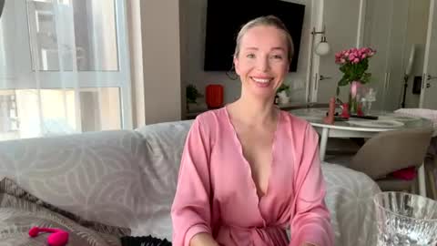 Snapshot of bubbling_queen chatting on 07-25-26, 10:35 bubbling_queen online show from 07-25-26, 10:35