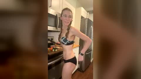 Snapshot of bumblebee_bat chatting on 07-12-26, 05:04 Bumblebee Bat Girl athletic fit smalltits skinny natural online show from 07-12-26, 05:04