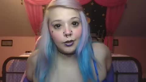 Snapshot of burnthemail chatting on 10-05-25, 12:03 lilly online show from 10-05-25, 12:03