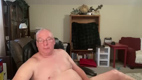 Snapshot of bustyballs100 chatting on 10-28-25, 03:14 bustyballs100 online show from 10-28-25, 03:14