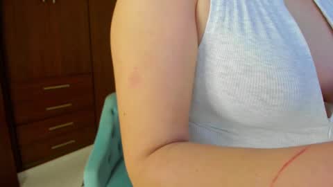 Snapshot of buunnyyhot chatting on 02-16-25, 06:43 Rosse online show from 02-16-25, 06:43