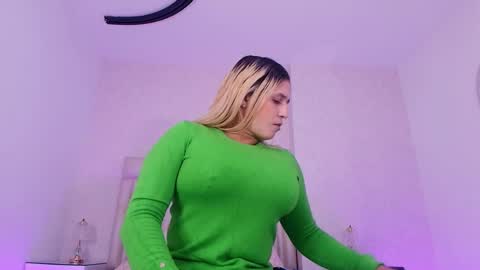 Snapshot of c_fox_ chatting on 06-05-26, 03:13 Carolina online show from 06-05-26, 03:13